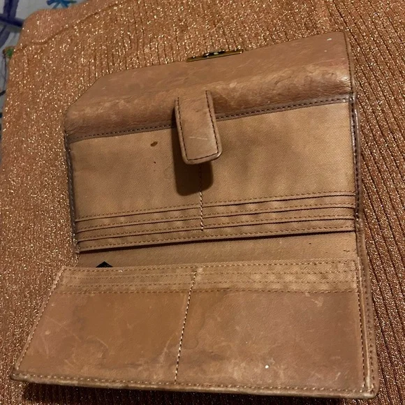 Fossil brown clutch wallet with key detailing preloved condition - Picture 9 of 10